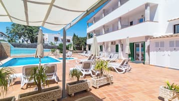 Una piscina al aire libre de temporada (de 08:30 a 19:00), sombrillas