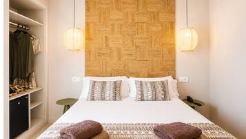 Minibar, escritorio, cortinas opacas y tabla de planchar con plancha