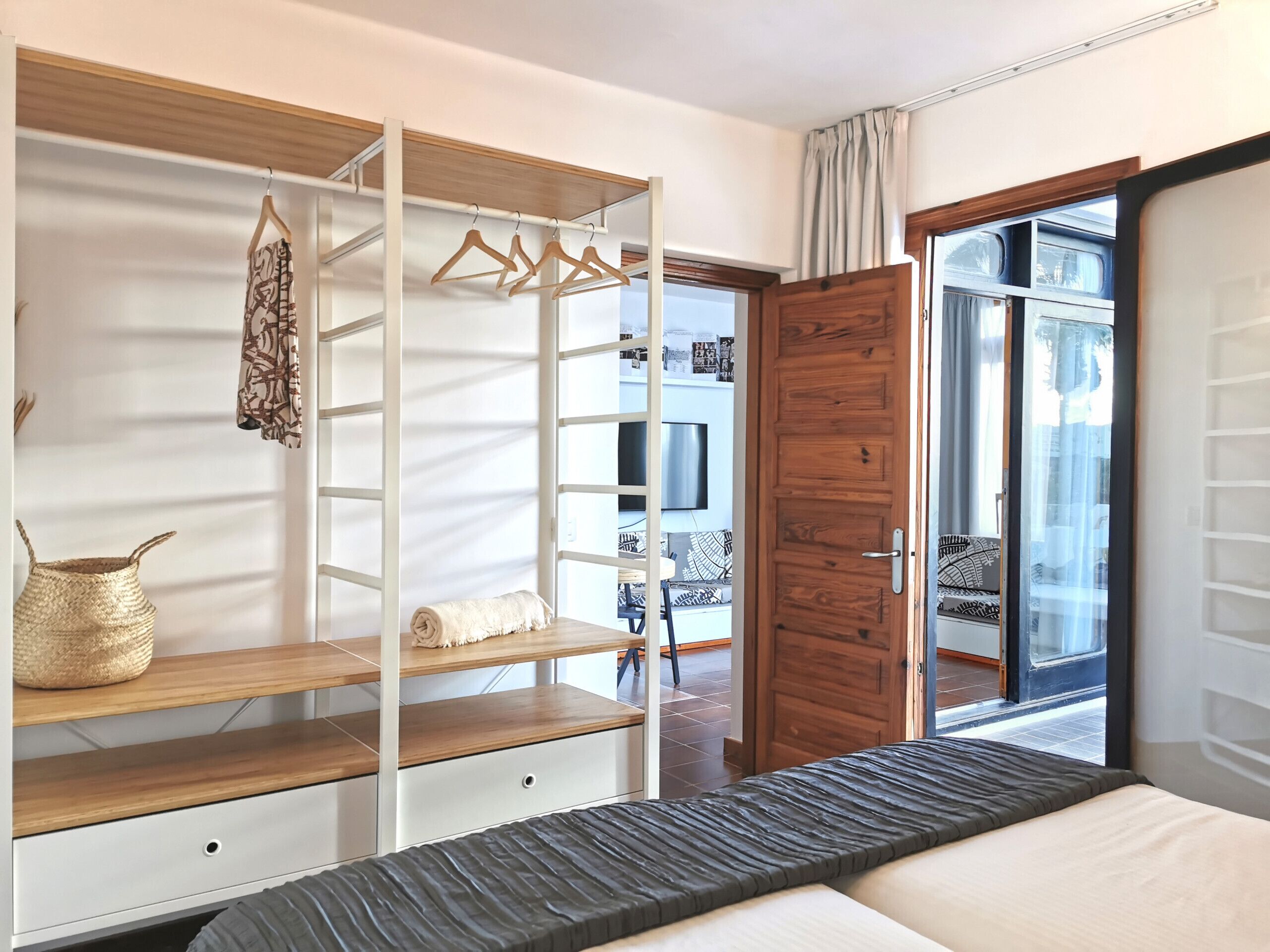 Een bureau, gratis wifi, beddengoed