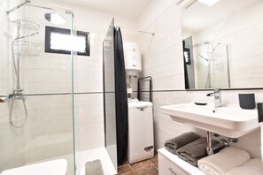 Dusche, Haartrockner, Handtücher, Seife