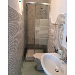 Double Room, Ensuite | Bathroom | Shower, free toiletries, hair dryer, bidet - B&B Le Cascine (Pisa)