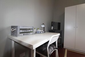 Een koelkast, een magnetron, een koffiezetapparaat/waterkoker