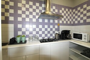 Een koelkast, een magnetron, een koffiezetapparaat/waterkoker