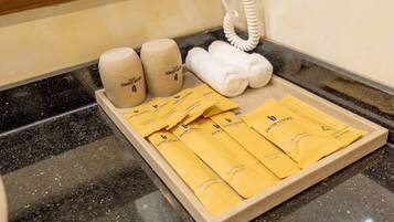Chambre avec lits jumeaux | Salle de bain | Douche, articles de toilette gratuits, chaussons, bidet