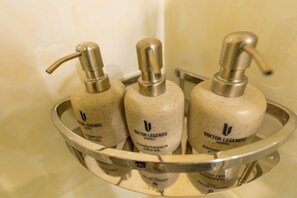 基本雙床房 | 浴室 | 淋浴設備、免費盥洗用品、拖鞋、坐浴桶