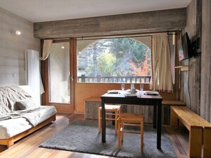 TV - Charming 2BR Apt w/Terrace, Garage & Wifi - Sleeps 6, Serre-Chevalier (Saint-Chaffrey)