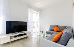 Smart-tv och ett bordtennisbord