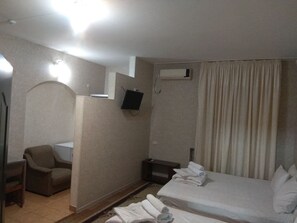 ラグジュアリー ルーム | 客室ごとに異なる装飾、デスク、ノートパソコン用作業スペース、WiFi (無料)