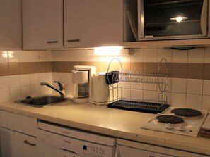 Kylskåp, mikrovågsugn, spishäll och diskmaskin