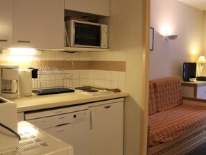 Frigorífico, microondas, placa de cocina y lavavajillas