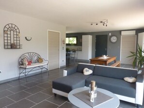 تلفزيون بشاشة مسطحة، كُتُب، ستيريو، مكتب