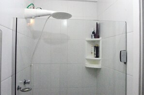 City-Apartment | Badezimmer | Dusche, Handtücher