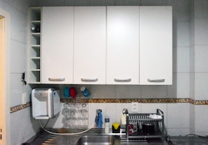 Full-size fridge, microwave, oven, stovetop - Claudia Copa (Rio de Janeiro)