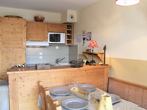 Fridge, microwave, stovetop, dishwasher - Duplex Ski Apartment, 6 People, Pool Access, Near Slopes in Vars (Vars)