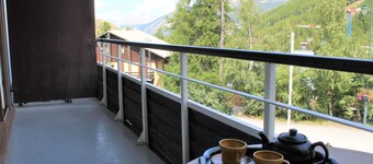 Cozy 2-Room Apartment for 4 with Parking and Close to Slopes and Shops