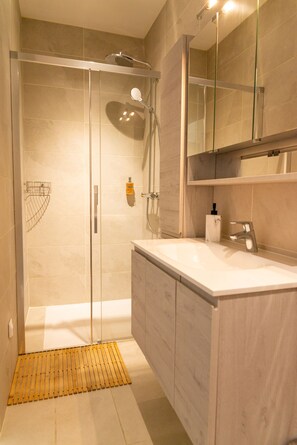 Chambre double ou avec lits jumeaux, vue sur la montagne | Salle de bain | Douche, articles de toilette (gratuits)