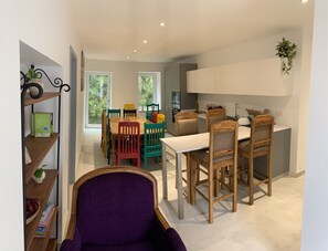 大型冰箱、微波爐、烤箱、爐台