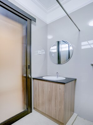 Standard Twin Room | Bathroom | Shower, towels - Hotel O Astiti Graha Tanah Lot (Tabanan)