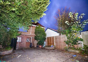 Property grounds - 6 Bedrooms House NOT FAR from Central London, ECEL LONDON, CANARY WHARF O2 (Barking)
