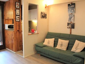 TV - Cozy Studio with Sleeping Nook near Shops & Ski Slopes in Vars Les Claux (Vars)