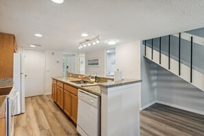 冷蔵庫、電子レンジ、オーブン、コンロ