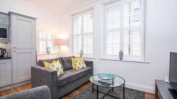 Deluxe Apartment | Living area | Flat-screen TV