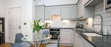 Deluxe Apartment | Private kitchen | Full-sized fridge, microwave, oven, electric kettle