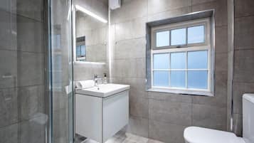Deluxe Apartment | Bathroom
