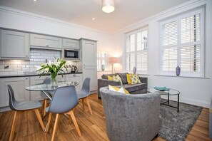 Deluxe-huoneisto | Yksityinen keittiö | Täysikokoinen jääkaappi, mikroaaltouuni, uuni, vedenkeitin