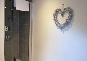 Apartment | Bathroom shower - Hideaway (North Berwick)