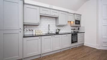 Deluxe Apartment | Private kitchen | Fridge, microwave, oven, stovetop