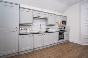 Apartamento luxo | Cozinha privada | Geladeira, micro-ondas, fogão, cooktop