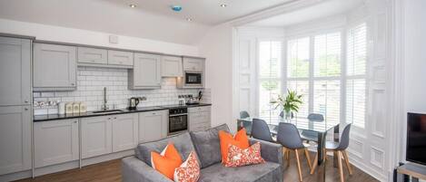 Deluxe Apartment | Private kitchen | Fridge, microwave, oven, stovetop