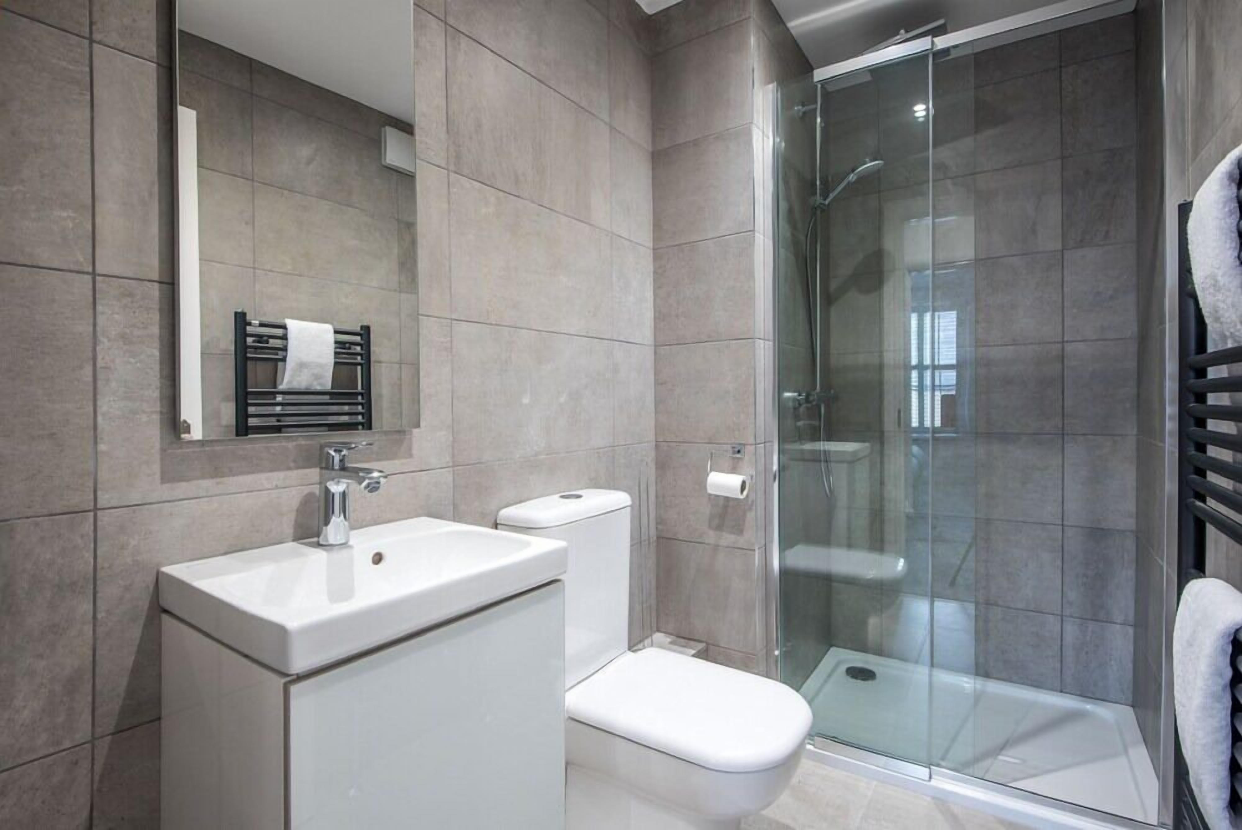 Deluxe Apartment | Bathroom | Hair dryer, towels