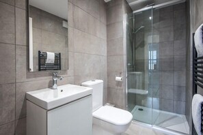 Deluxe Apartment | Bathroom | Hair dryer, towels - The Fordham at 52 Old Elvet (Durham)