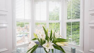 Deluxe Apartment | Living area | Flat-screen TV