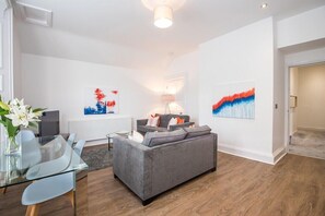 Appartement Deluxe | Coin séjour | Télévision à écran plat