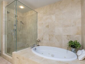 Een douche, een bubbelbad, handdoeken
