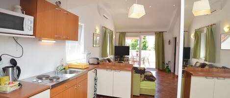 Apartamento clássico, cozinha americana, vista para o oceano | Área de estar | TV de tela plana 81 cm com canais a cabo, TV LCD