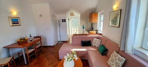 Apartamento clássico, cozinha americana, vista para o oceano | Área de estar | TV de tela plana 81 cm com canais a cabo, TV LCD