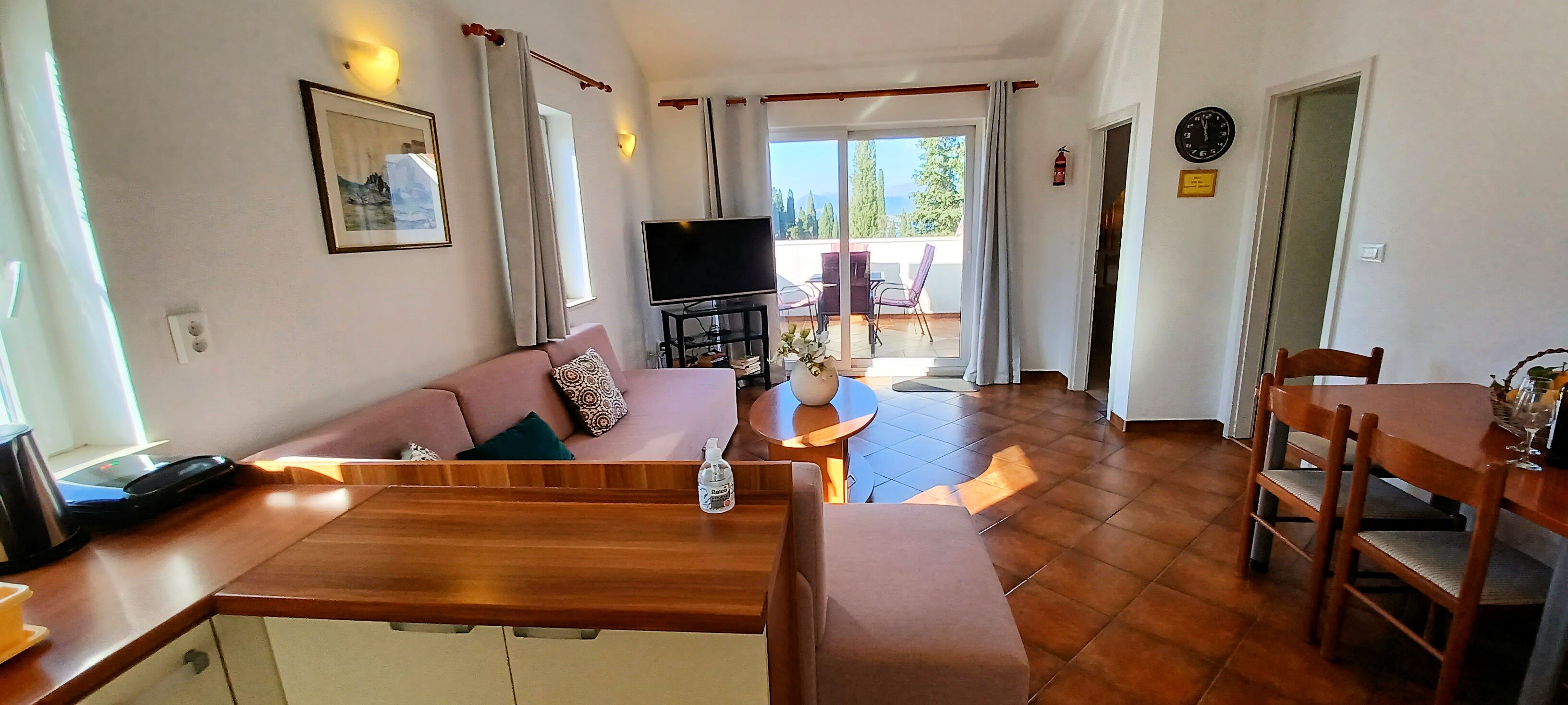 Appartement Classique, coin cuisine, vue océan | Coin séjour | Télévision à écran plat de 81 cm avec chaînes par câble, télévision LCD