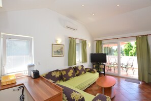 经典公寓, 简易厨房, 海洋景观 | 起居区 | 81-厘米纯平电视 (配备有线频道)、液晶电视