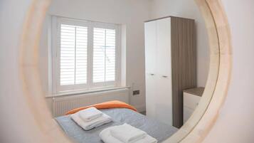 Deluxe Apartment | 2 bedrooms, iron/ironing board, free WiFi, bed sheets