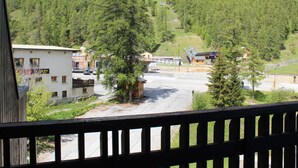 A mountain town with a ski lift, buildings, and a road leading up the hill. - Charming Studio Cabin, Sleeps 4, Central Vars - Next to Ski Lifts (Vars)