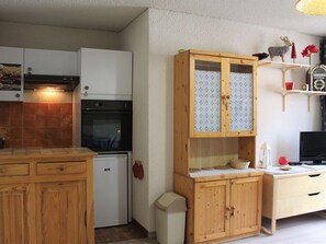 Kjøleskap, ovn, kokeplater og oppvaskmaskin