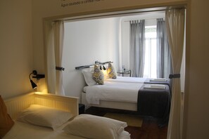 Chambre quadruple | Bureau, accès au Wi-Fi (inclus), literie fournie