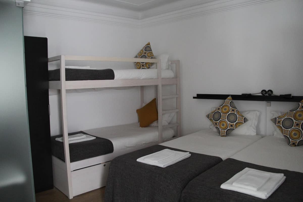Kamar Quadruple | Meja kerja, Wi-Fi gratis, dan seprai linen
