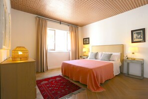 4 slaapkamers, een strijkplank/strijkijzer, gratis wifi, beddengoed