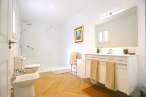 Dusche, Haartrockner, Handtücher, Seife