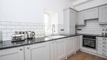 Deluxe Apartment | Private kitchen | Full-size fridge, microwave, oven, cookware/dishes/utensils